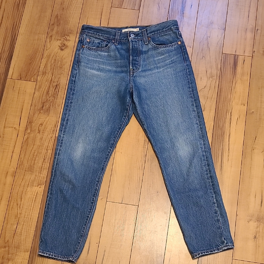 Levis wedgie jeans size 28
